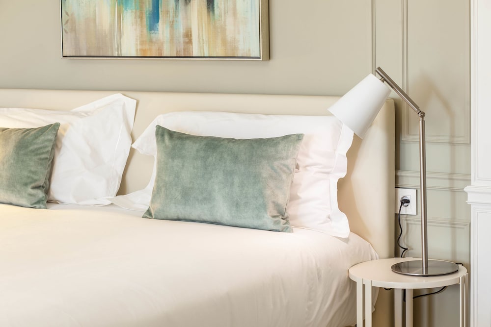 Deluxe Room, City View - Photo 3