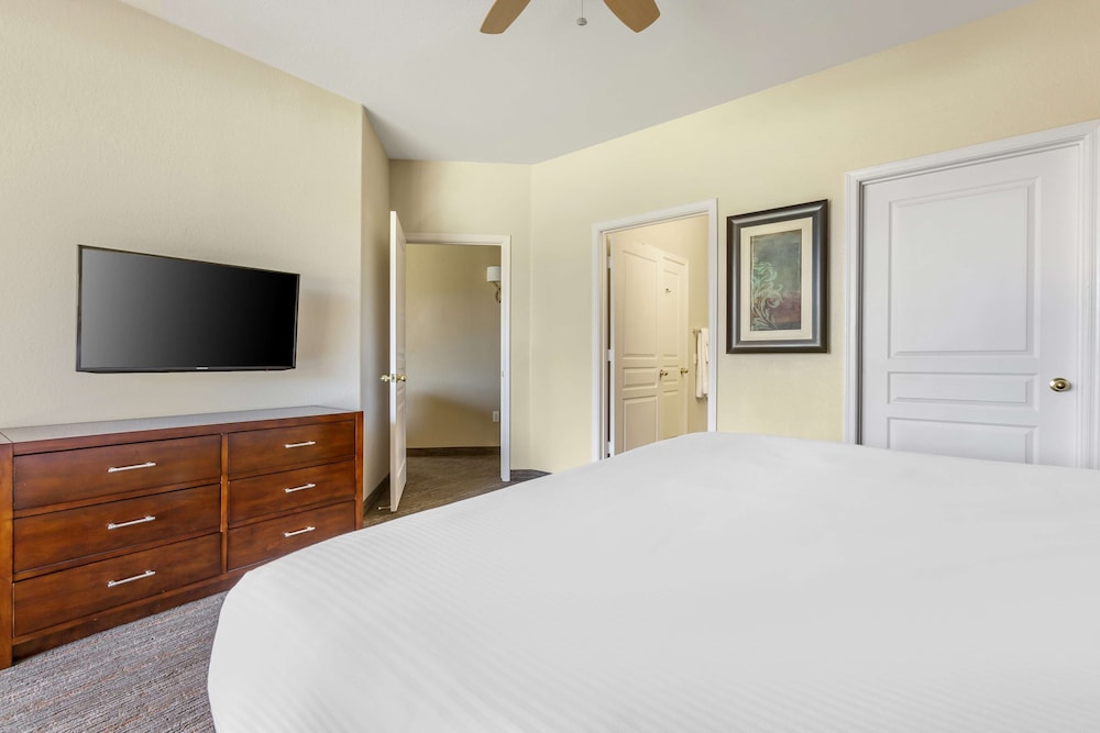 1 BEDROOM 1 KING SUITE WITH SOFABED - Photo 4