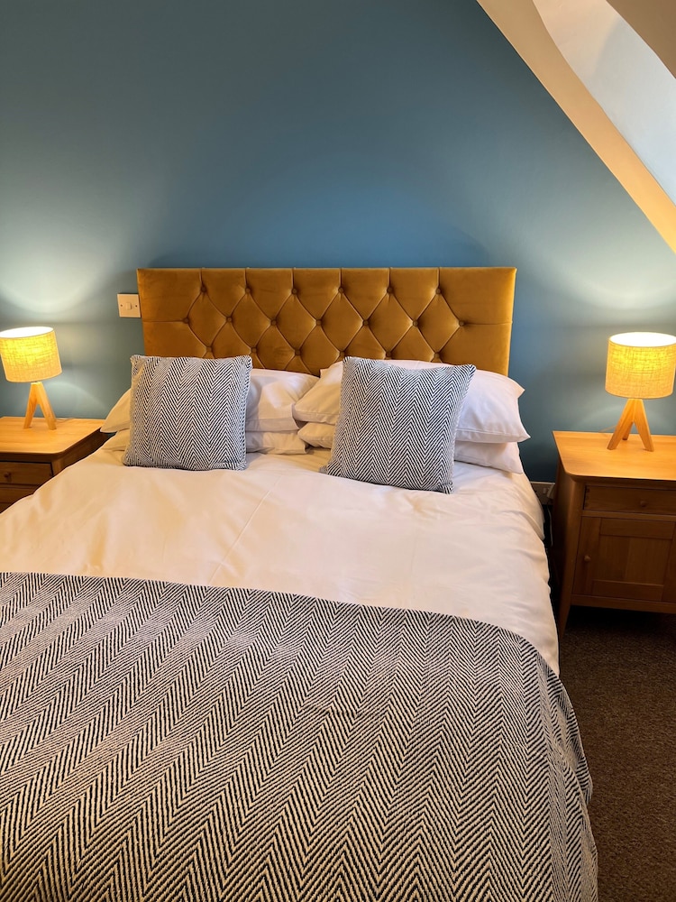 Classic Double Room, Ensuite, Partial Sea View