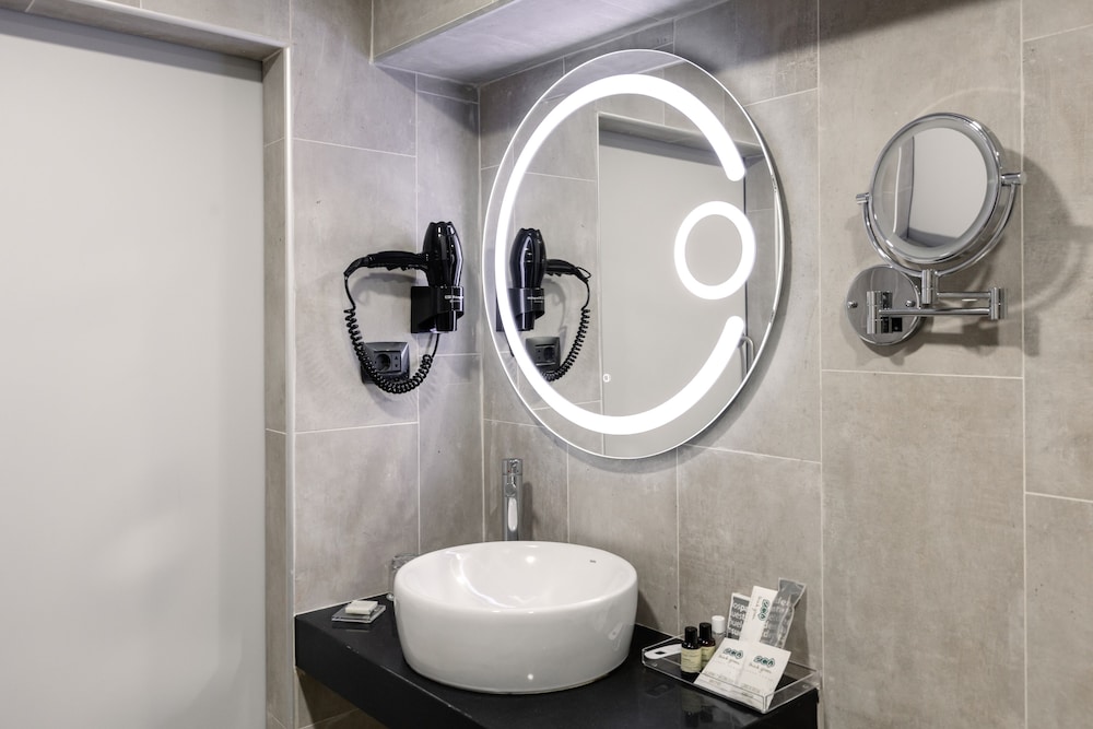 Family Room (Premium - Jetted Tub Access) thumbnail 6