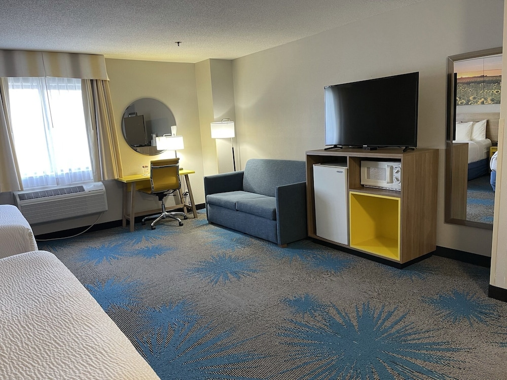 Suite, Non Smoking (king bed) - Photo 3