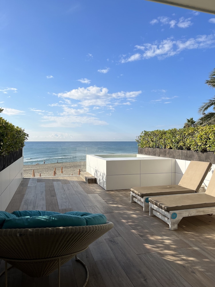 Junior Double Room, Beach View photo 3
