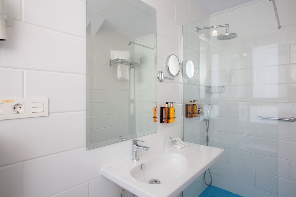 Triple Room, 3 Twin Beds - Photo 11