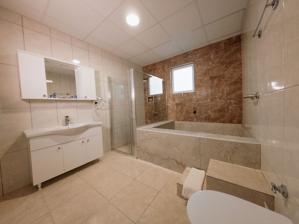 Deluxe Suite - Photo 2