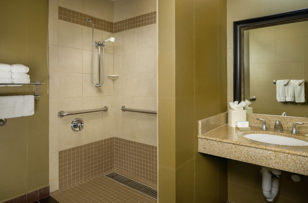 Room, 2 Queen Beds, Accessible (Roll-In Shower) - Photo 5