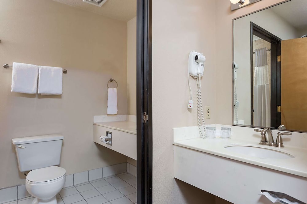 Standard Room, 1 King Bed, Ocean View - Photo 5