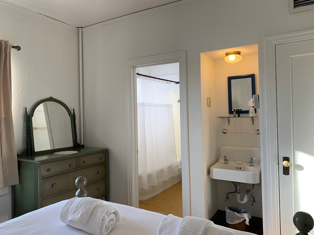 Standard Room, 1 Queen Bed photo 2