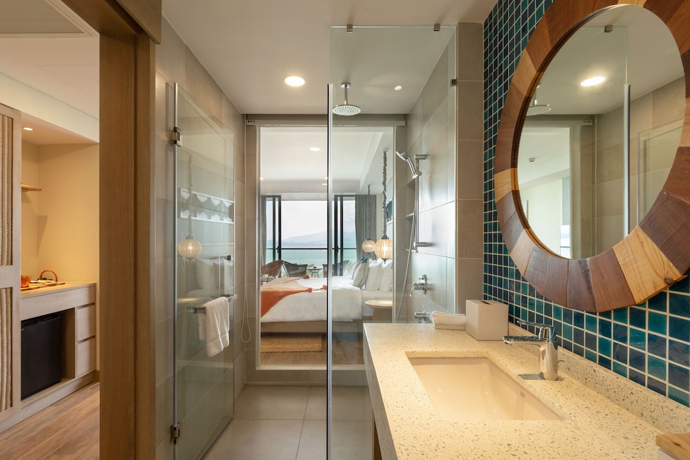 Bay View King Room - Photo 6