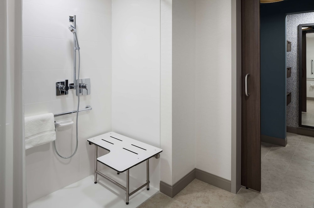 Room, 2 Queen Beds, Accessible (3x3 Shower) - Photo 4