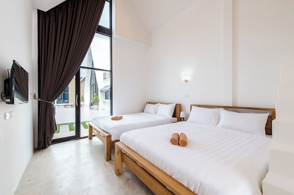 Eight-Bedroom Villa - Photo 18