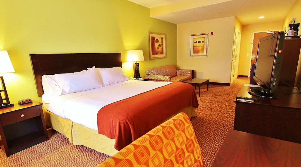 Basic Room, 1 King Bed - Photo 1