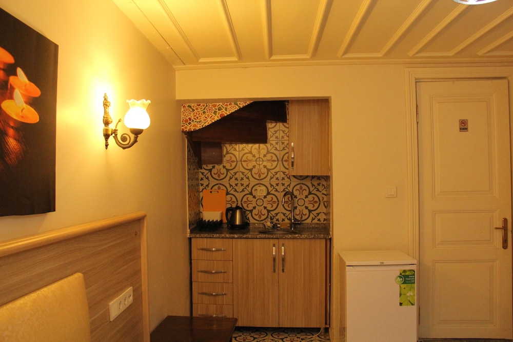 Economy Room, 1 Queen Bed, Non Smoking photo 3