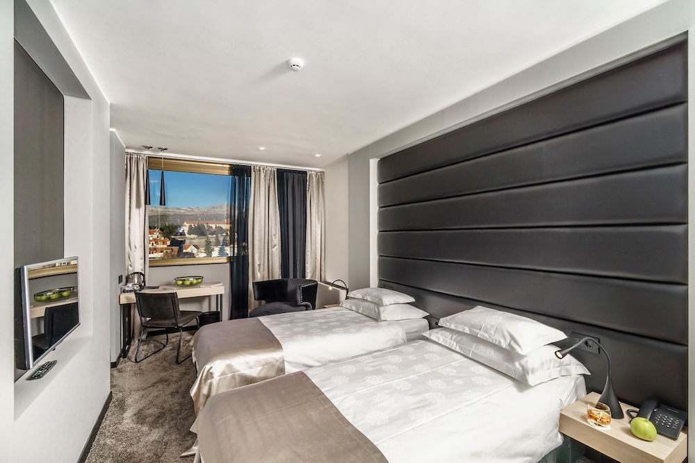 Superior Twin Room, City View photo 1
