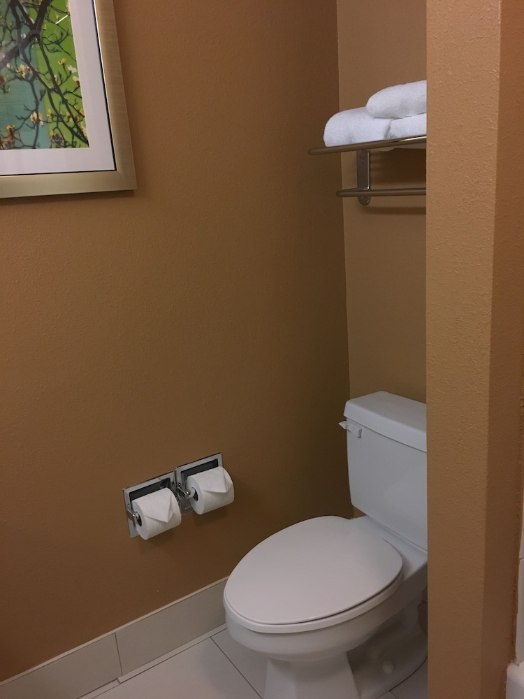Room, 2 Queen Beds - Photo 9