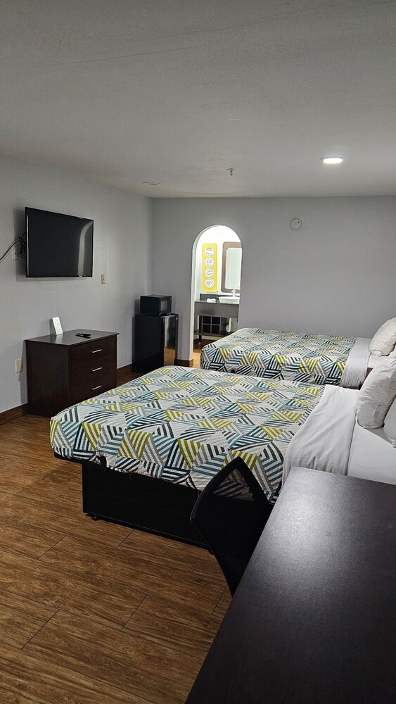 Deluxe Room, 2 Queen Beds, Non Smoking, Refrigerator & Microwave