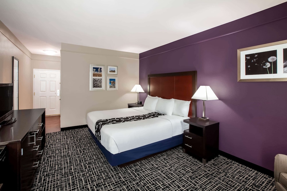 Room, 1 King Bed, Non Smoking - Photo 3