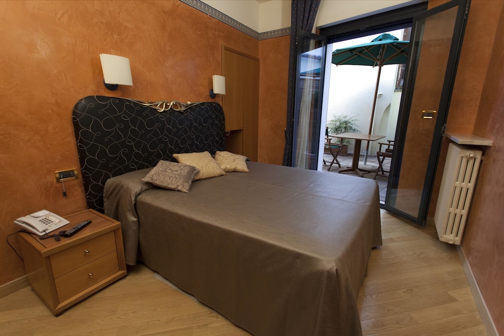 Double or Twin Room - Photo 1