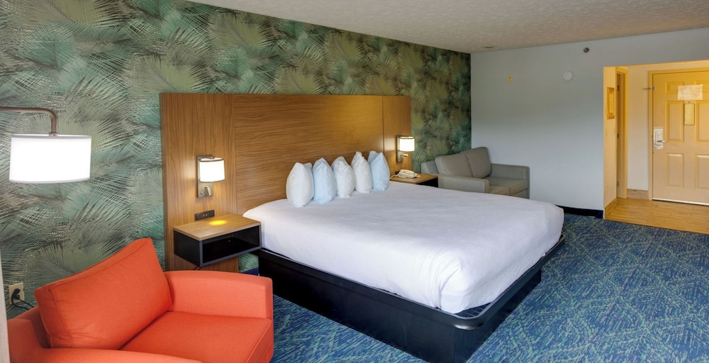 Room, 1 King Bed (with Fireplace) photo 1