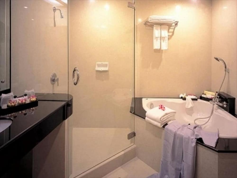 Junior Suite, 1 King Bed, Accessible, Bathtub photo 3