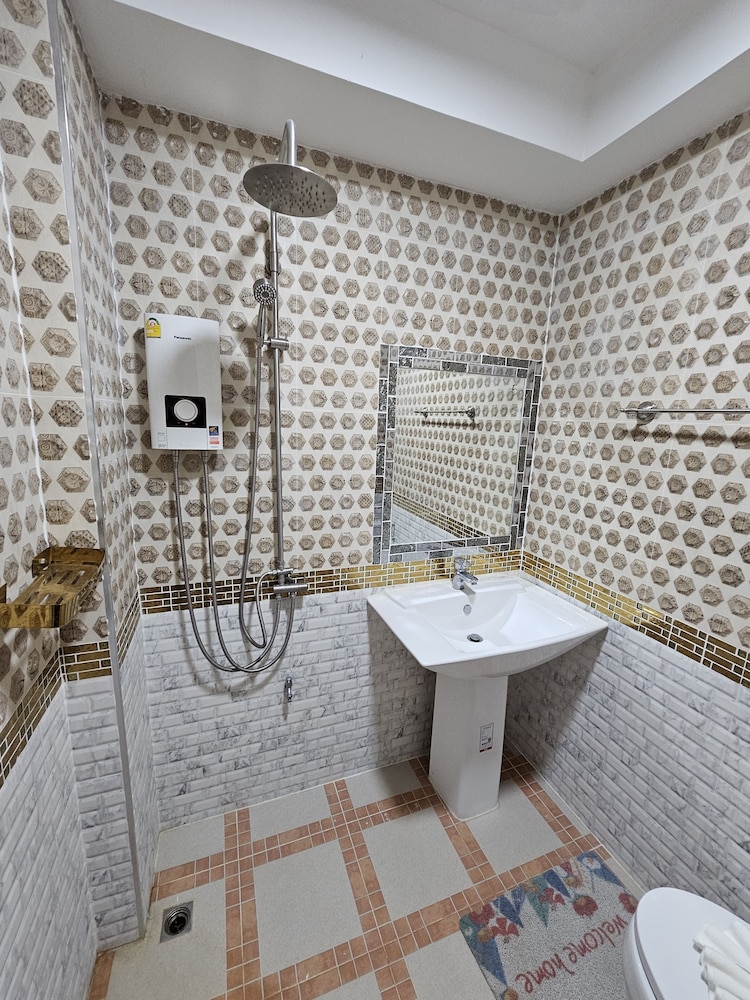 Grand Room, Ensuite photo 2
