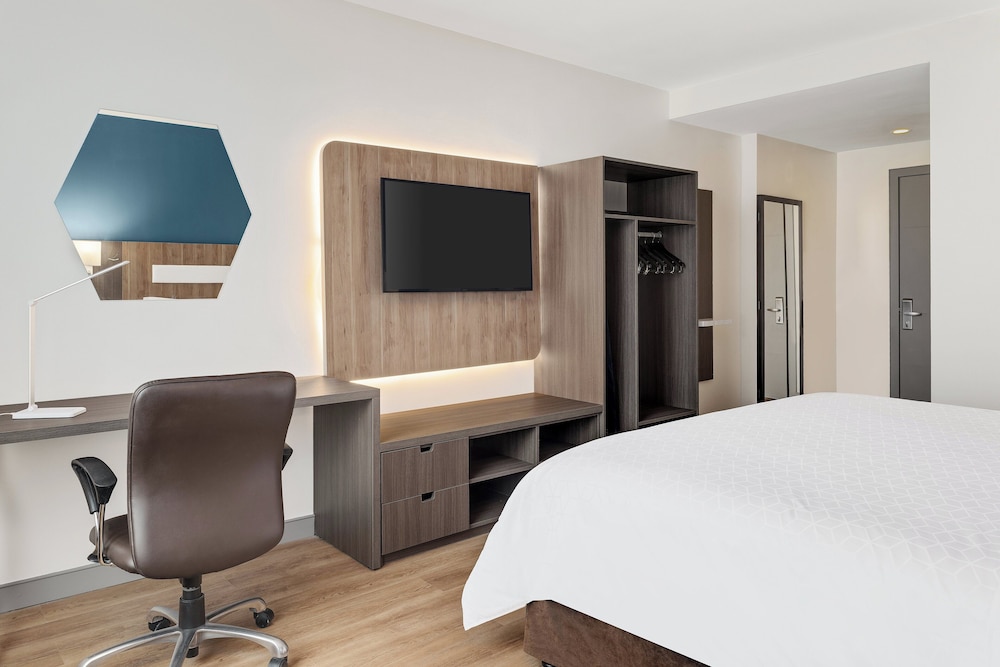 Standard Room, 1 King Bed, Accessible - Photo 1