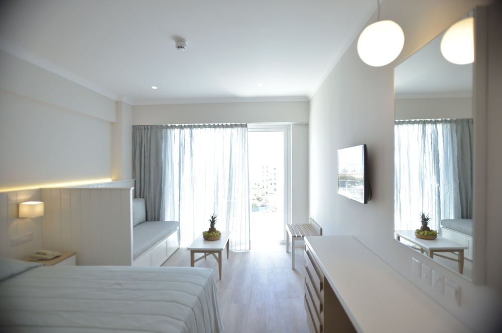 Superior Room, Partial Sea View photo 3