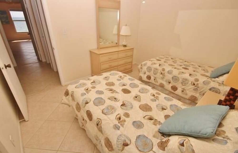 Condo, 2 Bedrooms, Beachside