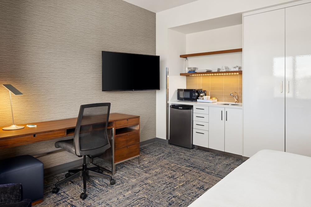 Traditional Room, 1 King Bed (Hearing Accessible)