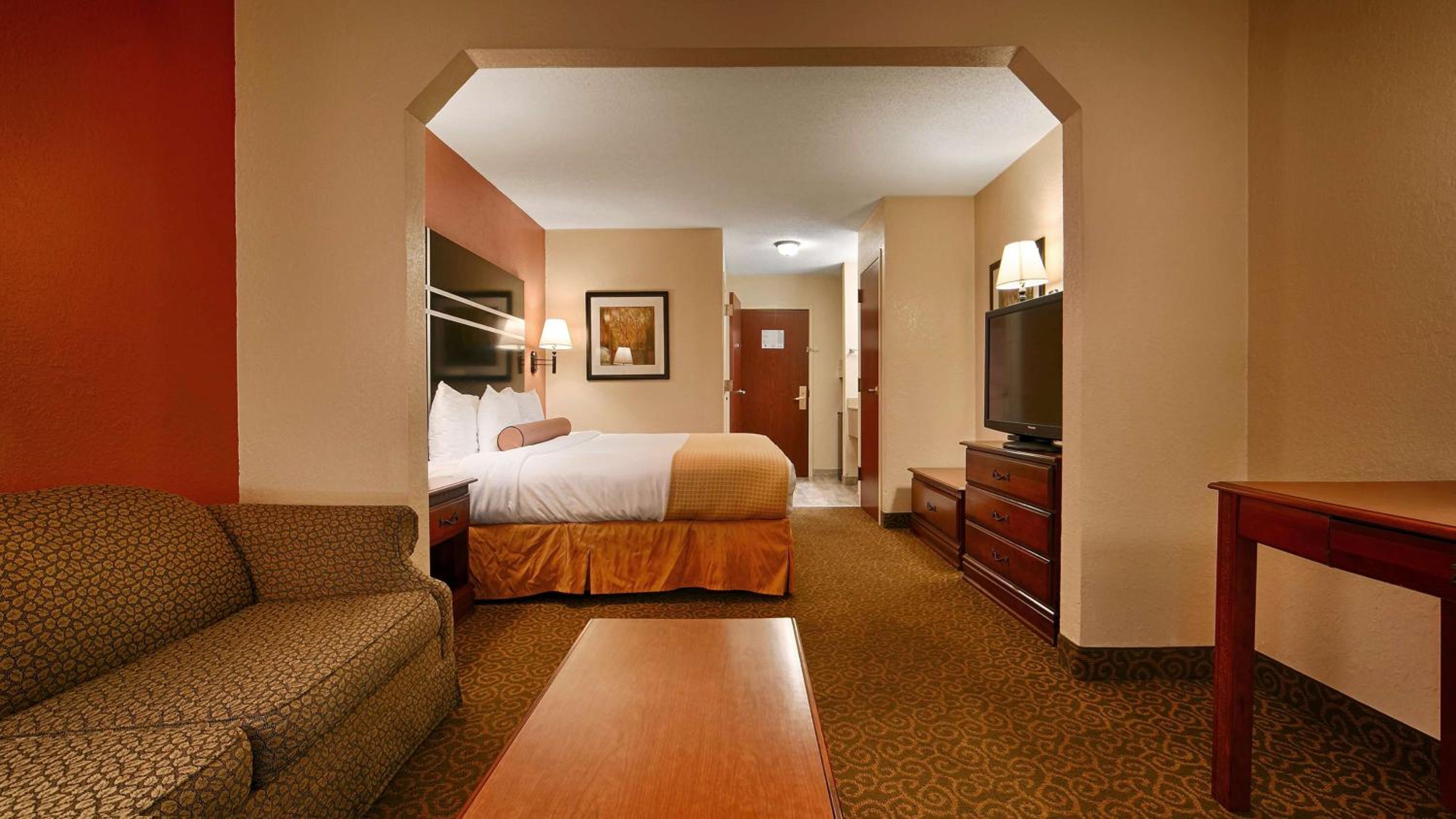 King Suite with Sofa Bed - Non-Smoking photo 2