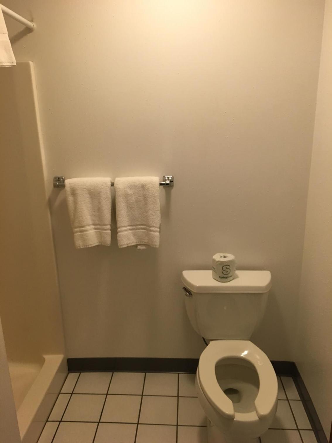 Queen Room photo 2