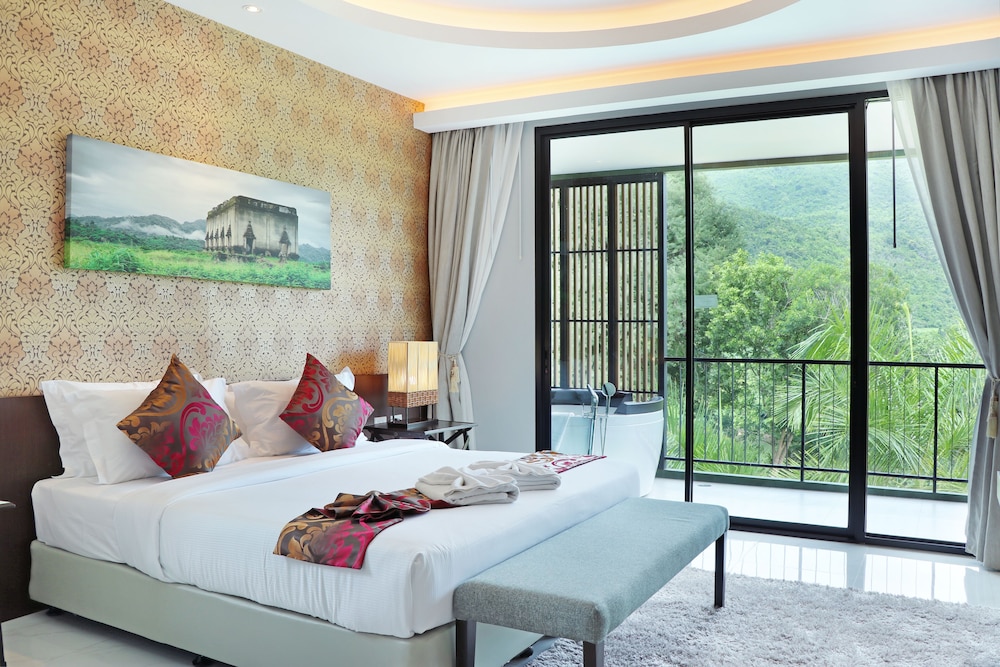 Executive Suite - Photo 1