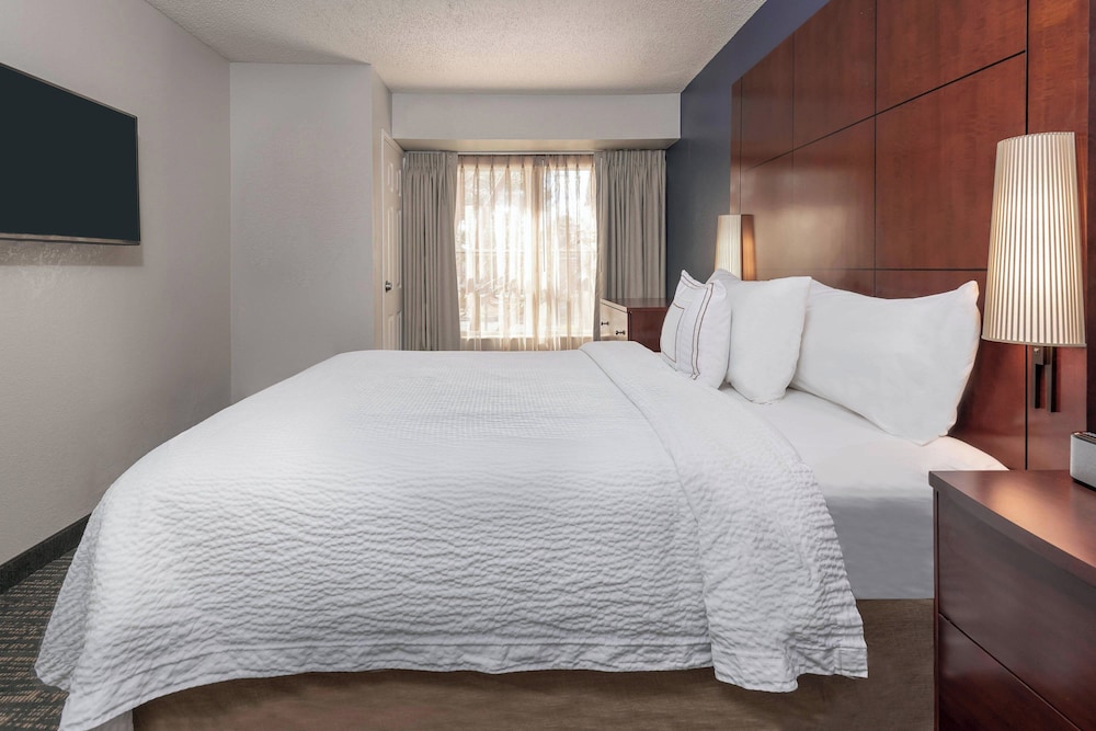 Suite, 2 Bedrooms, Smoking, Fireplace (Mobility/Hearing Access, Roll-in Shwr) - Photo 2
