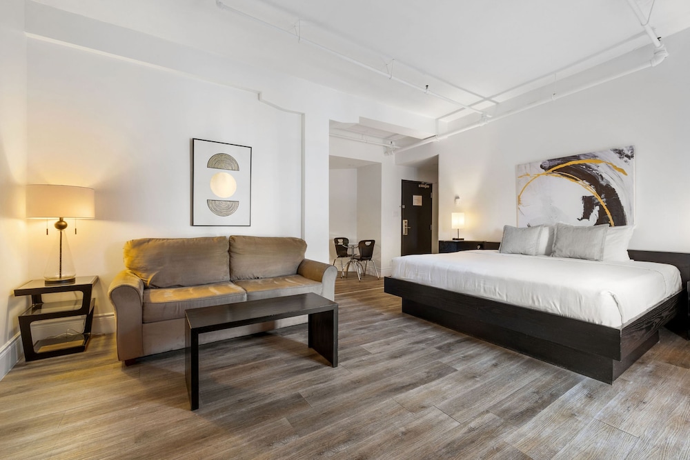 Deluxe Plus Room, 1 Queen Bed with 1 Double Murphy Bed (pets allowed first floor only) - Photo 7