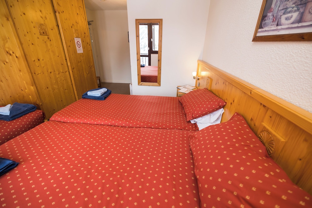 Triple Room (with Single Beds) photo 1