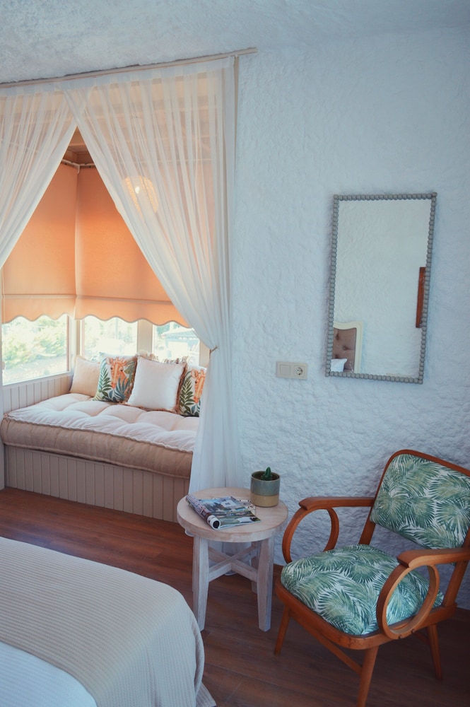 Deluxe Room - Photo 13