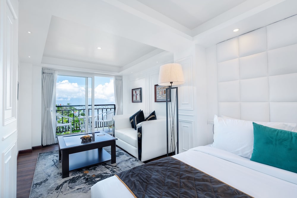 Premium View Room with Balcony & Bathtub - Photo 3