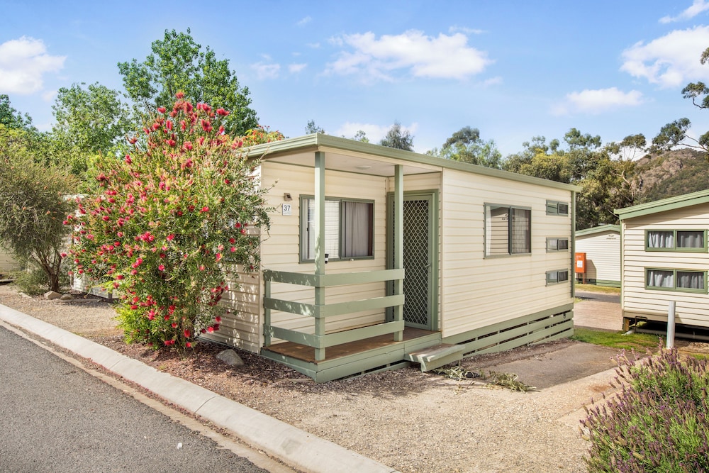 Budget Two Bedroom Cabin photo 3