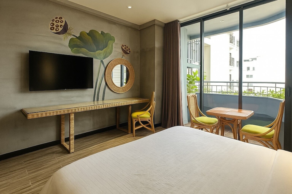 Family Room, City View - Photo 5
