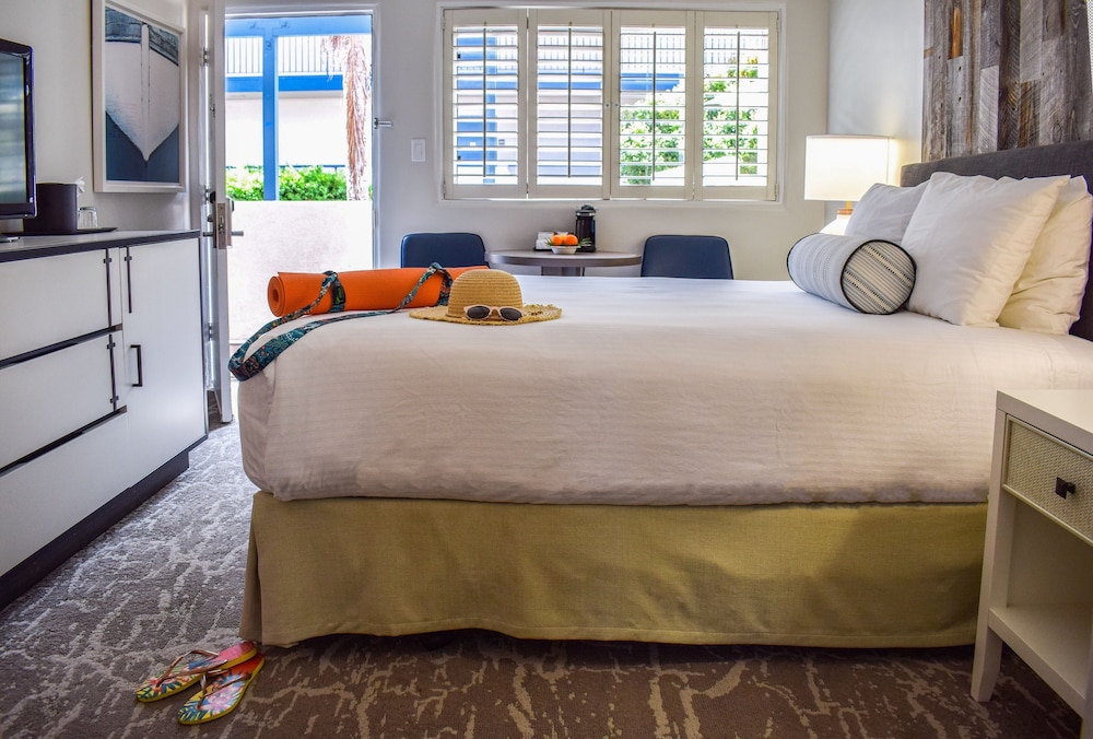 Room, 1 Queen Bed (Poolside) photo 1