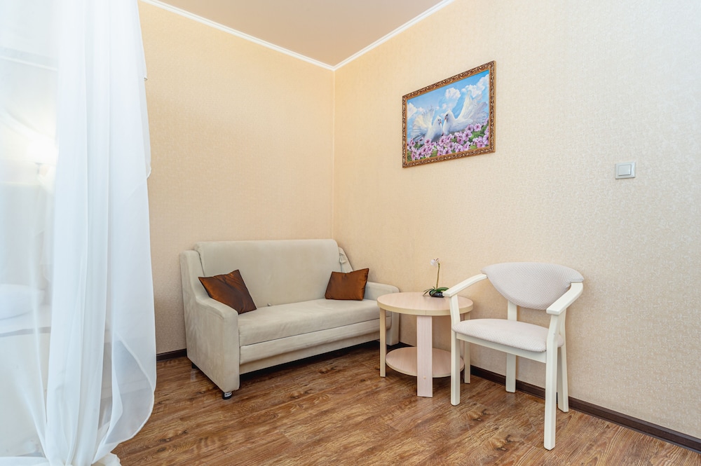 Junior Triple Room, Non Smoking, Courtyard View photo 1