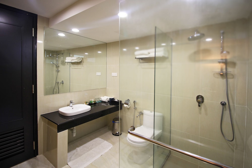Deluxe Double Room, 1 King Bed, Balcony, Partial Sea View photo 3