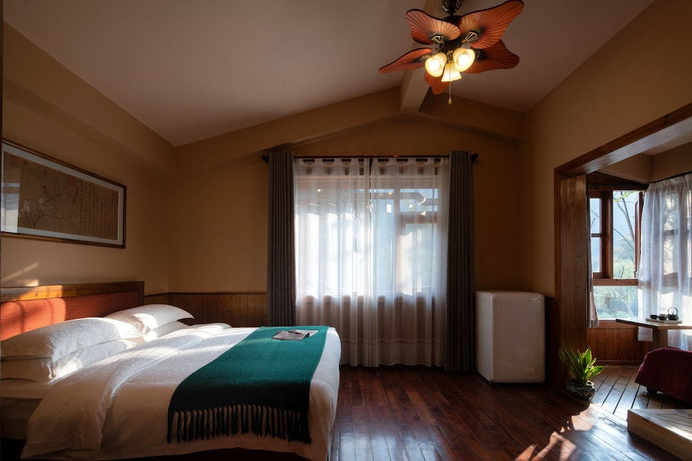 Deluxe Family Suite with Balcony photo 3