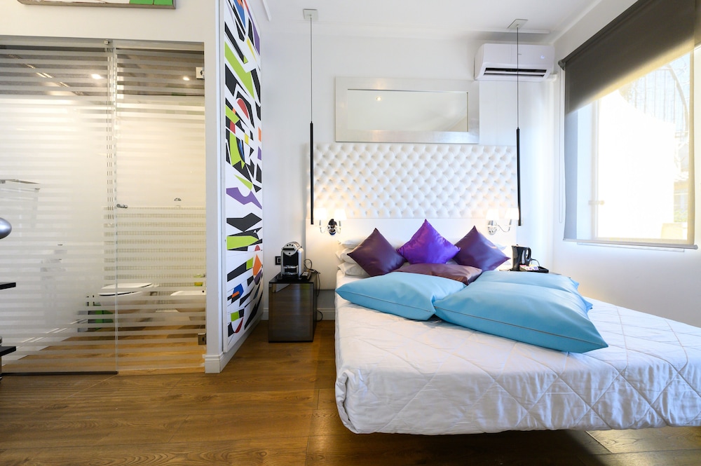 Junior Suite, 1 King Bed, Balcony, City View photo 3