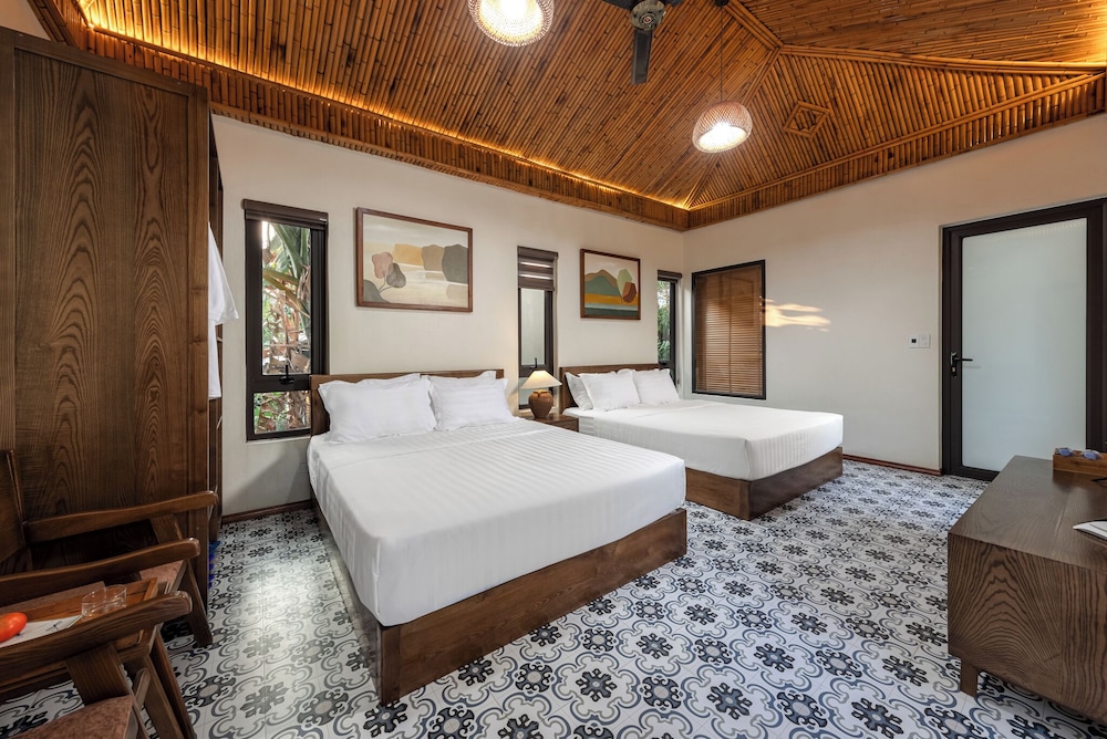 Standard Quadruple Room, Balcony, Pool View