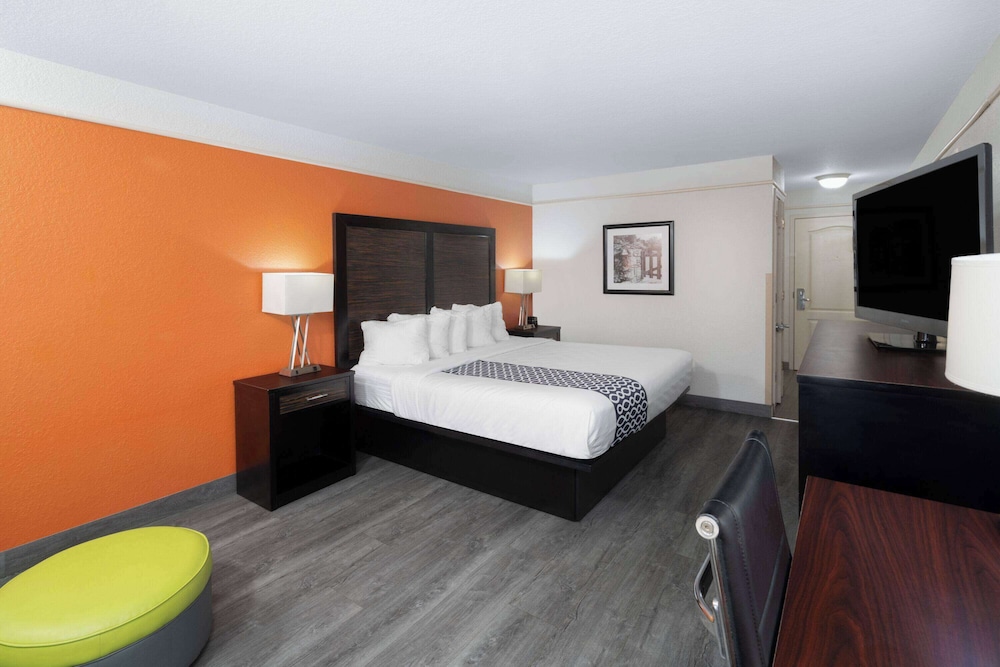 Deluxe Room, 1 King Bed, Non Smoking - Photo 4