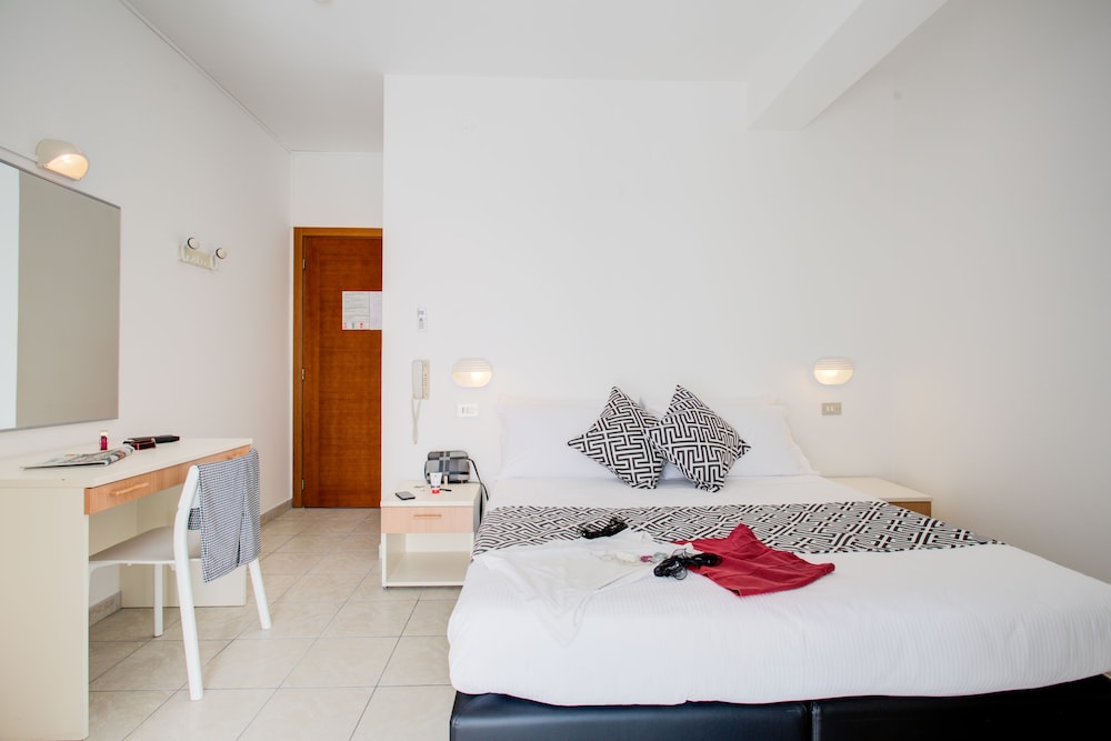 Double or Twin Room - Photo 10