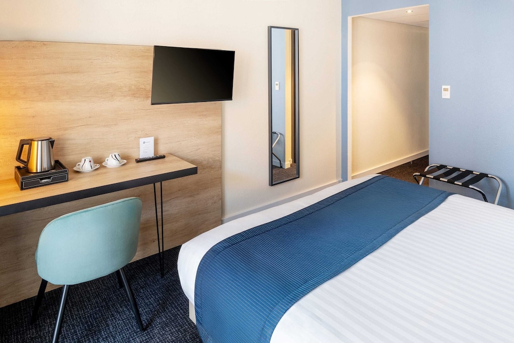 Standard Room, 1 Queen Bed, Non Smoking - Photo 3
