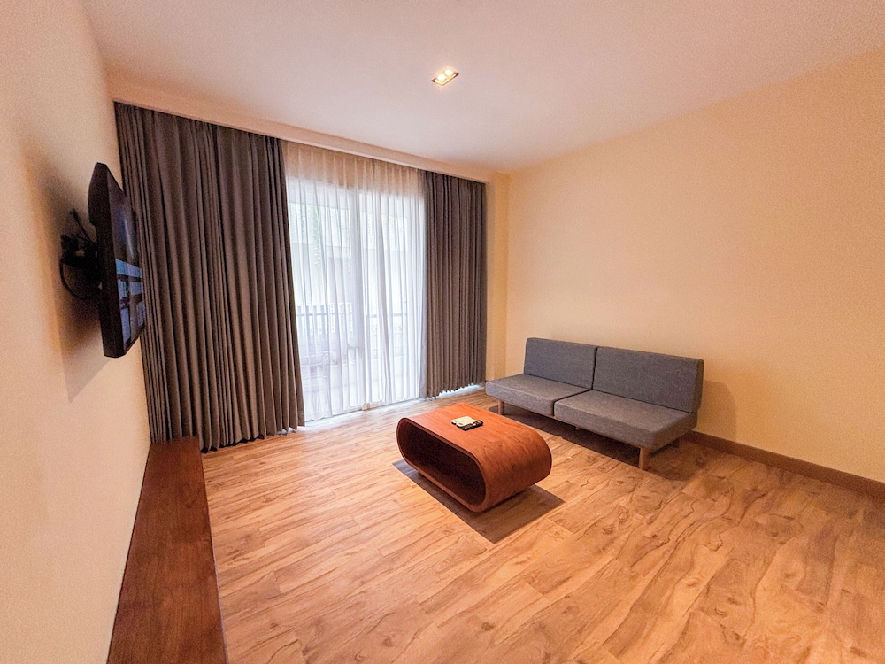 Suite, 1 Bedroom, Balcony - Photo 15