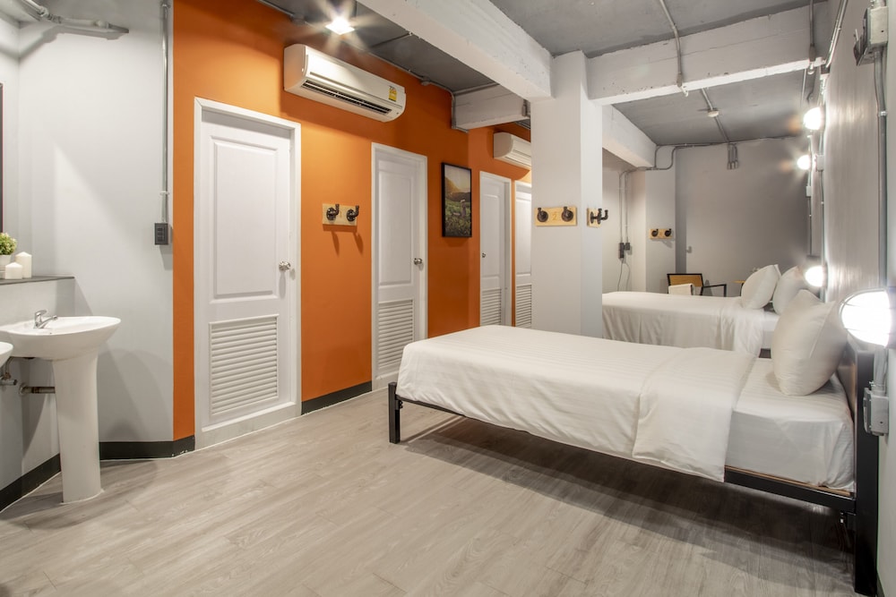 Deluxe Room with 3 Single Beds without Window photo 3