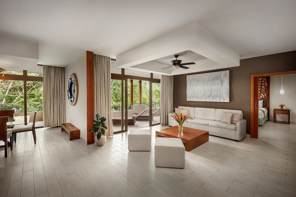 Preferred Club Presidential Suite Oceanfront photo 2